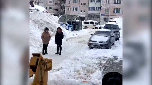 Сахалинка обещает лечь под спецтехнику, чтобы помешать ей чистить и сваливать снег