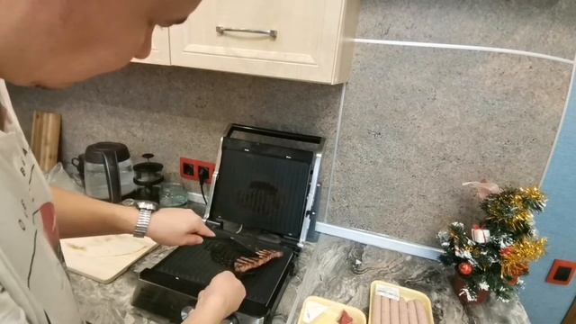 обзор от Лео "как я пожарил мясо и овощи дома в элетрогриль GFGRIL" смотреть онлайн