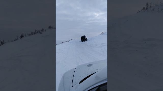 Туарег за Патриотом на 35 колесах и передней блокировкой смотреть онлайн