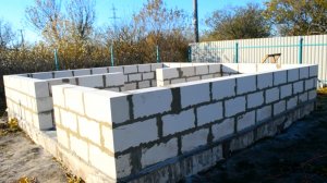 Серия 8 / Кладка газобетона на клей, поднимаю коробку все выше / Капитальный дом для своей семьи.avi