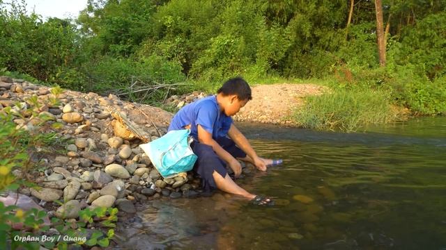 Fishing in the deep forest and encounter strange creature - Orphan Boy's Dangerous Life смотреть онлайн