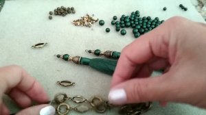 Сотуар из кистей и бусин