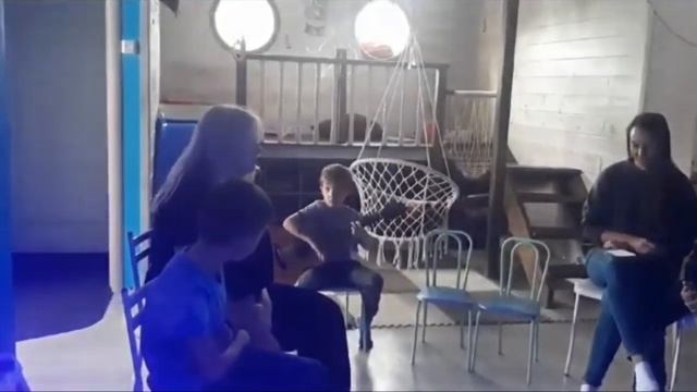 Семейные квартирники в Бухте-барахте, г Томск. На гитаре играет 7 -летний Гриша Бан смотреть онлайн