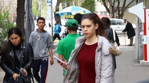 Бишкек. Реакция людей на красивую девушку №2