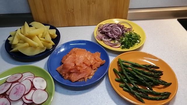 САЛАТ С ФОРЕЛЬЮ И ПИКАНТНОЙ ЗАПРАВКОЙ #салатСфорелью #салатНаПраздник #салатБезМайонеза смотреть онлайн