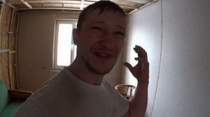 ВЫРОВНЯЛ СТЕНЫ ГИПСОКАРТОНОМ НА ДЕРЕВЯННЫХ РЕЙКАХ ремонт старого дома