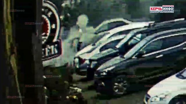 Тушение машины около спортклуба в Керчи смотреть онлайн