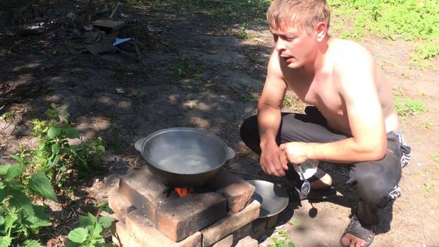 Как приготовить пельмени в казане на костре... смотреть онлайн