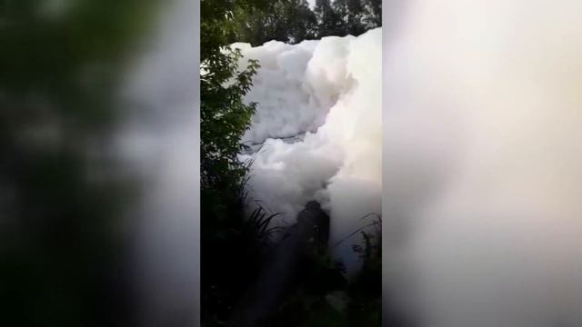 Многометровая пена поглотила поселок Отары смотреть онлайн