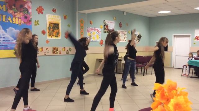 Танец от очаровательных девочек 8 "А" класса. День учителя. Школа 24. смотреть онлайн