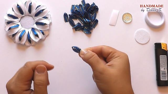 Школьная резинка для волос. Цветы. Канзаши. МК./ DIY. Kanzashi. Scrunchy with flowers. смотреть онлайн