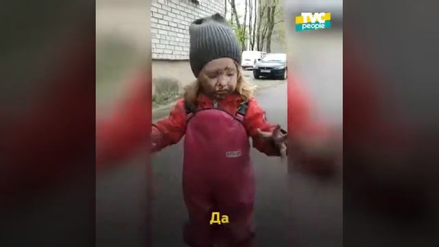 маленькая девочка очень смешно отреагировала на падение в лужу смотреть онлайн