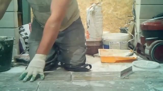 ПЛИТКА НА ДЕРЕВЯННЫЙ ПОЛ СВОИМИ РУКАМИ (ПОДРОБНЫЙ ОБЗОР) DIY Ceramic Tiles on the wooden floor смотреть онлайн