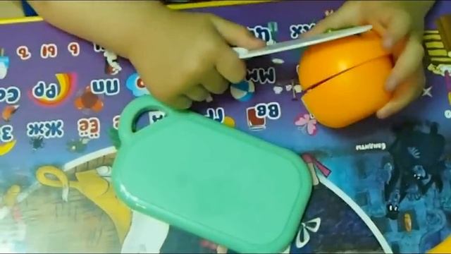 Учимся резать ножом фрукты. Развивающие игрушки Игрушки для малышей смотреть онлайн