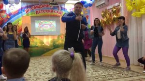 Зажигательный танцевальный батл Родители против детей  Выпускной в детском саду в стиле 90   ых