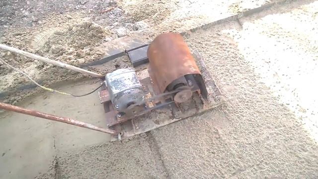 Самодельная вибро машина , для трамбовки и подготовки поверхности к укладке тротуарной плитки!)))) смотреть онлайн