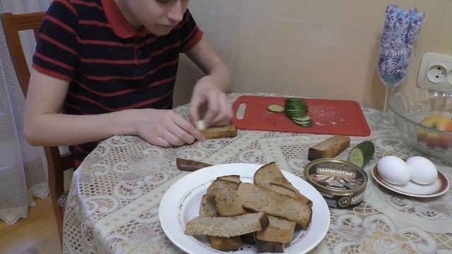 Миша делает бутерброды со шпротами смотреть онлайн