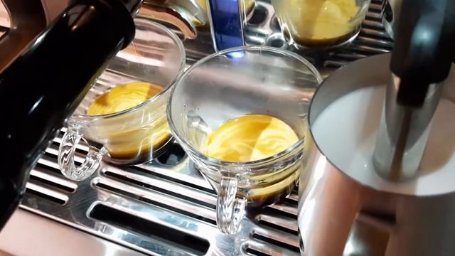 making a cappuccino the Breville Oracle touch Coffee system. смотреть онлайн