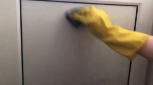 Как  очистить пластиковую дверь (1 способ)