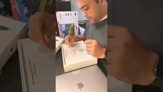 The Official Unboxing of MacBook Pro 2019 13.3 Inches Space GREY (Part 1) смотреть онлайн