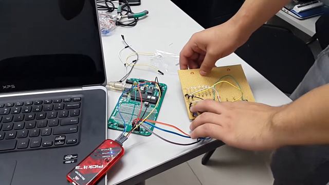 Micro Procesadores 1 Botones y LEDS смотреть онлайн