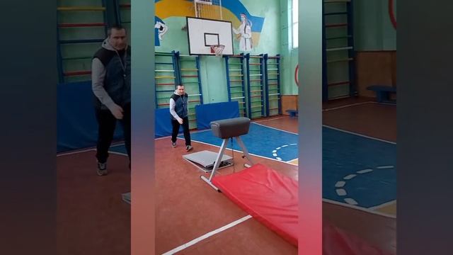 Опорний стрибок через гімнастичного козла смотреть онлайн