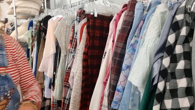 Thrift With Me for Spring Clothes and Materials to Upcycle смотреть онлайн