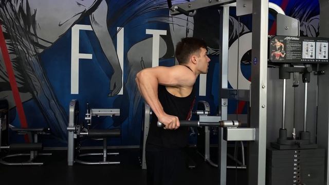 Отжимания в гравитроне с акцентом на трицепс - техника выполнения смотреть онлайн