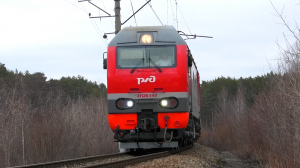 ЭП2К-140 со скорым поездом Оренбург — Екатеринбург