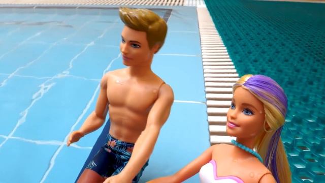 Видео для детей. Русалки в аквапарке — Приключения Барби и Кена — Барби ПРЕВРАТИЛАСЬ В РУСАЛКУ! смотреть онлайн