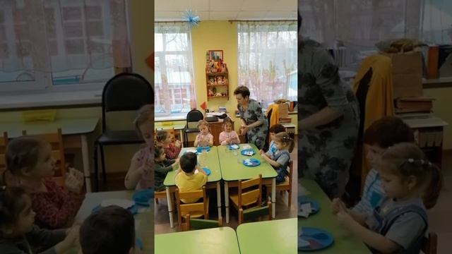 Занятие экспериментирование в средней группе "Свойства бумаги" смотреть онлайн