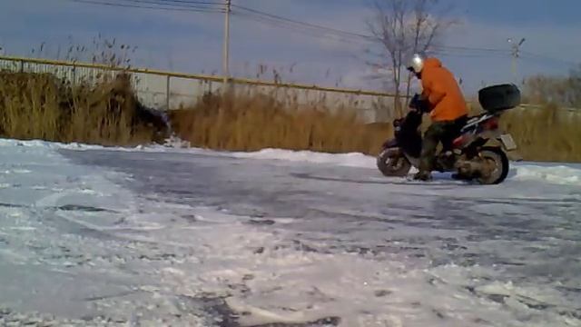 По льду на скутере.mp4 смотреть онлайн