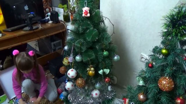 Украшение елки Киндеры забрал братик ЛОЛ капсулы девочки повесили как игрушки. смотреть онлайн