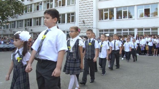 В самой большой школе Анапы за парты сели 3025 учеников смотреть онлайн