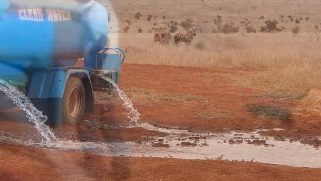 Мужчина часами везёт 12 000 литров воды. Вот что происходит, когда он открывает кран. Это невероятн смотреть онлайн