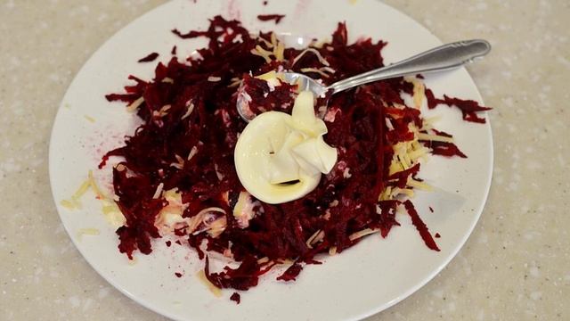 Салат из свеклы с сыром и чесноком смотреть онлайн
