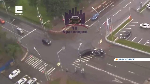 В Красноярске внедорожник Toyota перевернул такси