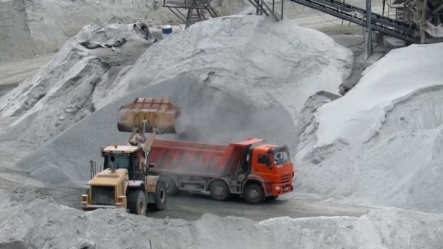 КАМАЗ-65201 8х4 на погрузке Cat 972H