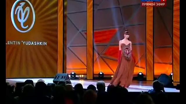 Показ коллекции Валентина Юдашкина от кутюр Африка смотреть онлайн