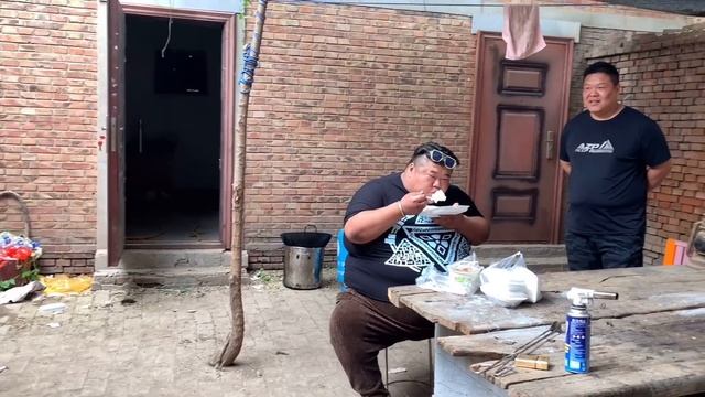 上街买2斤多牛腩，大诚子做西红柿牛腩，还没出锅就有人惦记上了！【爱吃的大诚子】 смотреть онлайн