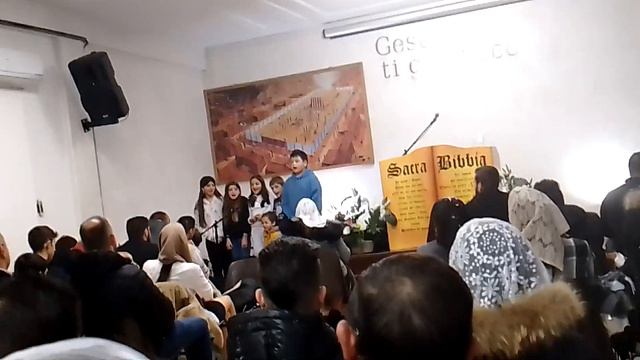 Paolo Sofia Rebecca Leonardo Ellison che cantano in chiesa😍 Gloria a Dio смотреть онлайн