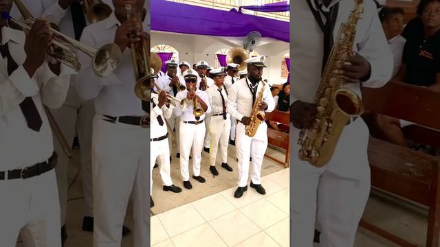 Men Sak fanfare les Generaux de mirebalais a # Nick’son sax maestro ap fè koze ak Band li… смотреть онлайн