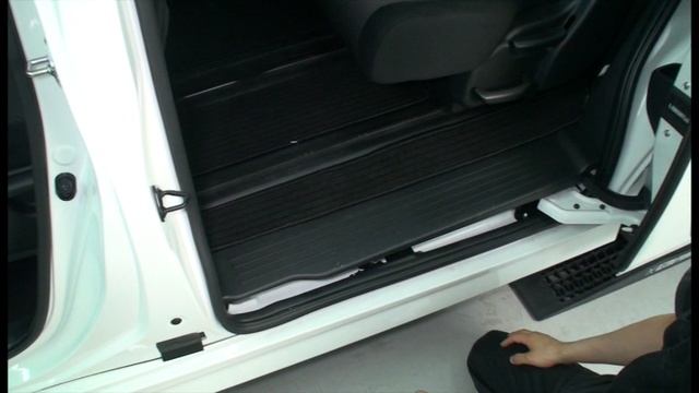 28. Снятие пластиковых порогов Honda Stepwgn RP