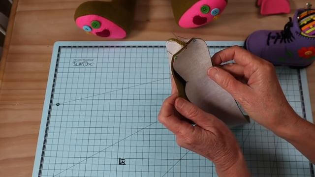 Artist Bear || FREE PATTERN || Full Tutorial With Lisa Pay