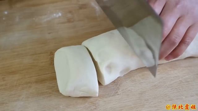 【陕北霞姐】3斤猪肉+2颗老酸菜，霞姐蒸一锅猪肉酸菜包子，个个蓬松暄软，欣然直接当起包子铺老板