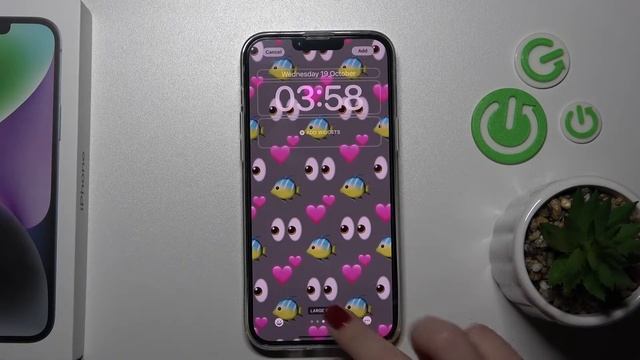 How to Change Lock Screen Wallpaper on iPhone 14 Plus смотреть онлайн