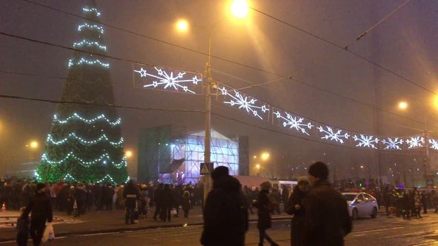 В Донецке торжественно зажгли новогоднюю елку смотреть онлайн