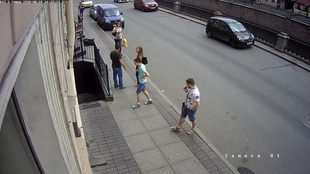 Видео с камеры HikVision DS-2CD2022-I - день (ограбление) смотреть онлайн