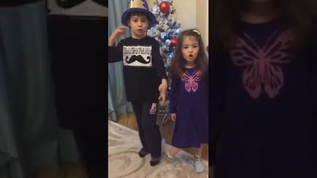 Шел по лесу дед Мороз Давуд и Мехин смотреть онлайн