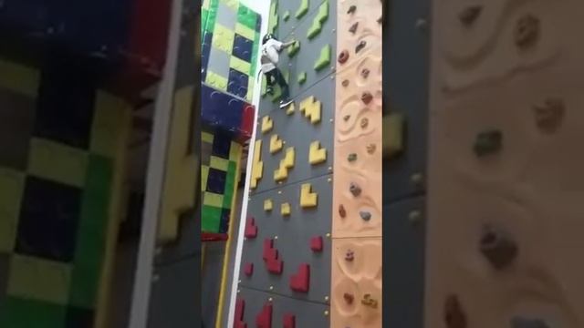 Escalando en Megaland смотреть онлайн